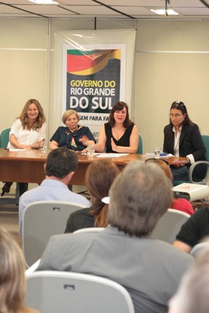 A servidora da Cage Magali Aguiar, ao lado da diretora-superintendente da Central de Compras, Carla Poeta(D), durante o workshop